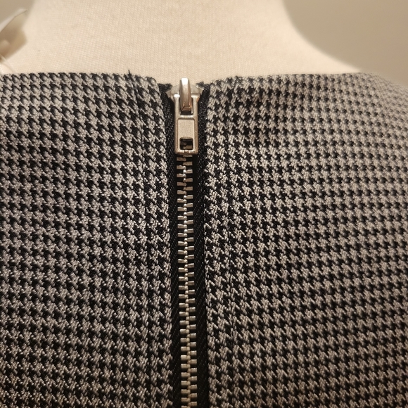 WAYF Mini Houndstooth Crop Top, Gray - Picture 5 of 9